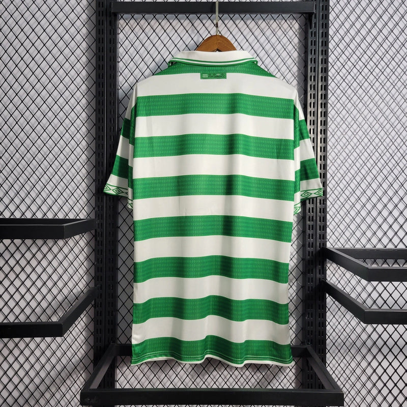 Camisa Celtic Home 1998/99 Umbro Retrô Masculina, uniforme verde e branco com escudo bordado e logo Umbro, disponível do P ao XGG."