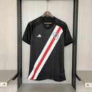 Camisa River Plate Hinchas 2023/24 Adidas Torcedor Masculina Preta - uniforme oficial dos hinchas, com design moderno, escudo do River Plate e tecnologia AEROREADY para máximo conforto.