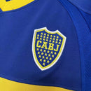 Camisa Boca Juniors Home I 2003/04 Nike Retrô Masculina azul com faixa amarela horizontal, escudo bordado e design clássico inspirado na temporada histórica do clube argentino."