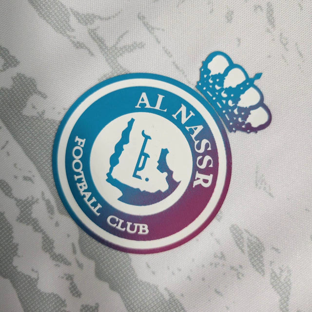 Camisa Al-Nassr Third 2023/24 Nike Torcedor Masculina, uniforme alternativo oficial em tecido leve com tecnologia Dri-FIT, escudo do Al-Nassr aplicado no peito e logo Nike estampado, ideal para torcedores e colecionadores."