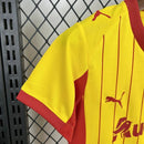 Kit Infantil RC Lens Home I 2025/26 Puma, camisa e shorts oficiais em vermelho e amarelo, disponível para crianças de 3-4 a 12-13 anos, confortável e ideal para pequenos torcedores."