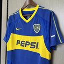 Camisa Boca Juniors Home I 2003/04 Nike Retrô Masculina azul com faixa amarela horizontal, escudo bordado e design clássico inspirado na temporada histórica do clube argentino."