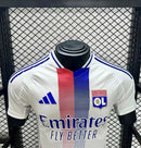 Camisa Olympique Lyon 2024/25 Adidas Jogador Masculina branca, com escudo do clube aplicado em heat transfer, detalhes em azul e vermelho, modelo oficial player usado pelos atletas, tecnologia HEAT.RDY e design moderno.