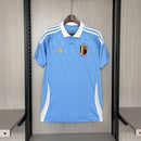 Camisa Bélgica Away II 2024/25 Adidas masculina, azul com detalhes em amarelo, escudo da seleção belga no peito e três listras Adidas nos ombros, feita em tecido leve e respirável com tecnologia AEROREADY, ideal para jogos, treinos e torcer com estilo e conforto.”