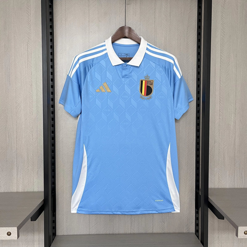 Camisa Bélgica Away II 2024/25 Adidas masculina, azul com detalhes em amarelo, escudo da seleção belga no peito e três listras Adidas nos ombros, feita em tecido leve e respirável com tecnologia AEROREADY, ideal para jogos, treinos e torcer com estilo e conforto.”