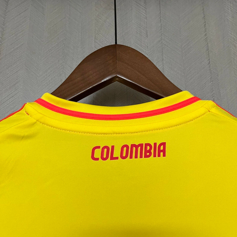 Camisa Colômbia Home 2024/25 Masculina para torcedor, amarela com detalhes em azul e vermelho, modelo oficial da seleção colombiana, ideal para fãs da Colômbia"