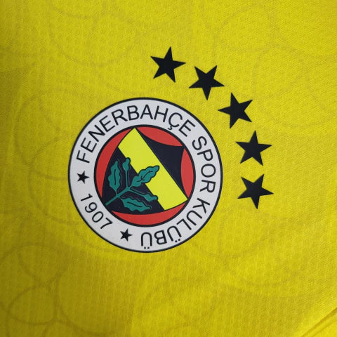 "Camisa Fenerbahçe Away II 2023/24 Puma masculina em amarelo vibrante com escudo bordado e detalhes em grafite, tecido leve e respirável dryCELL, ideal para torcer e jogar futebol com conforto e estilo."
