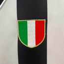 Camisa Juventus Home I 2002/03 Retrô Masculina branca e preta, escudo da Juventus bordado no peito, gola redonda clássica e listras verticais em preto e branco.