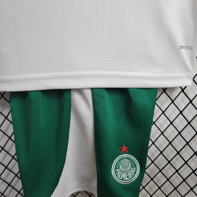 Kit Infantil Palmeiras Away 2024/25 Puma completo, com camisa branca e detalhes verdes, shorts combinando e meiões, uniforme oficial torcedor infantil, conforto e estilo para crianças de 3 a 13 anos, produto licenciado Puma."