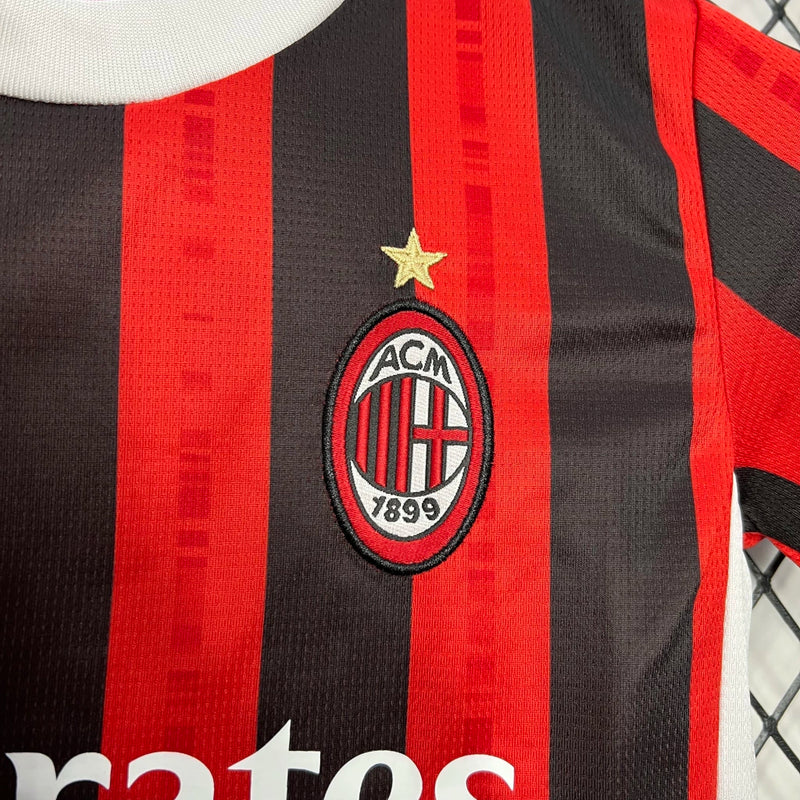 Kit Infantil Milan Home I 2024/25 Puma, camisa e short infantil do AC Milan, uniforme oficial para crianças disponível na Wazemix.