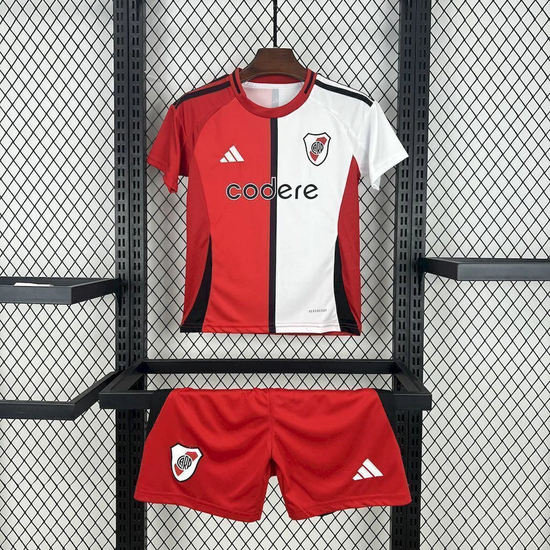 Texto alternativo para imagem:
Kit Infantil River Plate Third (3) 2024/25 Adidas com camisa vermelha e branca listrada, short branco, escudo do River Plate estampado e logo Adidas bordado, ideal para crianças torcedoras.

