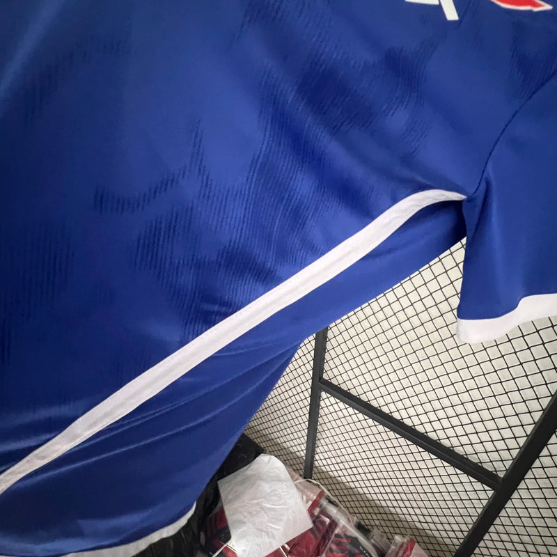 Camisa Universidad de Chile Home I 2024/25 masculina azul, uniforme de torcedor Adidas com escudo bordado, tecnologia Aeroready para conforto e respirabilidade, ideal para fãs do La U, coleção 2024/25, estilo clássico, camisa de futebol sul-americana, presente para torcedor, camisa de torcida masculina."
