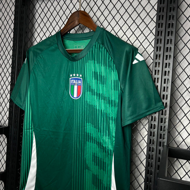 Camisa Itália Pré-Jogo 2024/25 Adidas Torcedor Masculina, verde, com design moderno, escudo da seleção italiana e logo Adidas em destaque, feita em tecido leve, respirável e confortável, ideal para treinos e uso casual