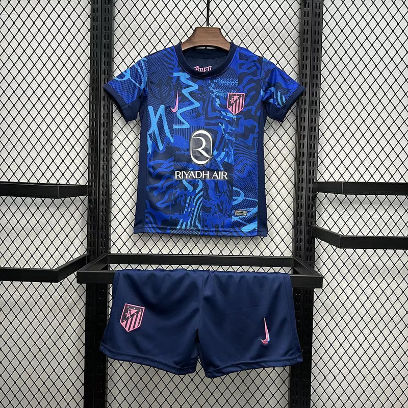 Kit Infantil Atlético de Madrid Third III 2024/25 Nike azul, com camisa, short e meia, tecido leve Dri-FIT, uniforme infantil moderno para jogos, treinos e torcedores mirins