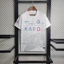 Camisa Al-Nassr Third 2023/24 Nike Torcedor Masculina, uniforme alternativo oficial em tecido leve com tecnologia Dri-FIT, escudo do Al-Nassr aplicado no peito e logo Nike estampado, ideal para torcedores e colecionadores."