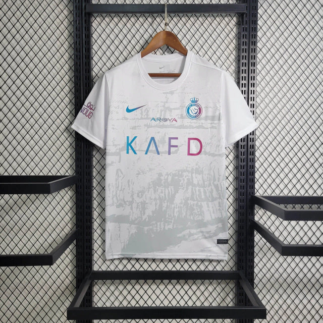 Camisa Al-Nassr Third 2023/24 Nike Torcedor Masculina, uniforme alternativo oficial em tecido leve com tecnologia Dri-FIT, escudo do Al-Nassr aplicado no peito e logo Nike estampado, ideal para torcedores e colecionadores."