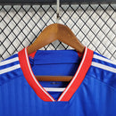 Camisa Universidad de Chile Home 2023/24 masculina azul, torcedor Adidas, uniforme futebol La U, camiseta oficial torcida, tecido respirável Climacool, design moderno e escudo do clube destacado"