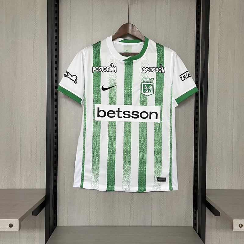 Camisa Atlético Nacional Home I 2025/26 Nike Torcedor Masculina Branca e Verde, uniforme colombiano, design moderno e confortável para torcedores apaixonados pelo futebol