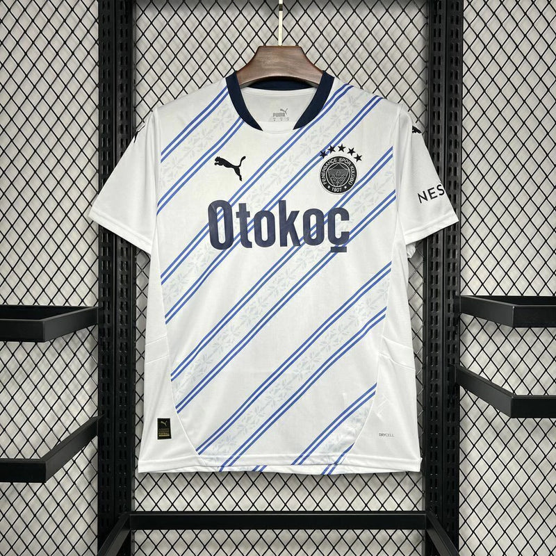 Camisa Fenerbahçe Away II 2024/25 Puma Torcedor Masculina branca, com escudo do clube bordado no peito e detalhes em azul e amarelo, design moderno, tecido dryCELL respirável e gola confortável, representando o estilo e a paixão do torcedor turco