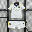 "Kit Infantil Al-Nassr Third III 2025/26 Adidas, camiseta e shorts em azul e dourado, modelo oficial do clube saudita para crianças, ideal para pequenos torcedores e colecionadores."