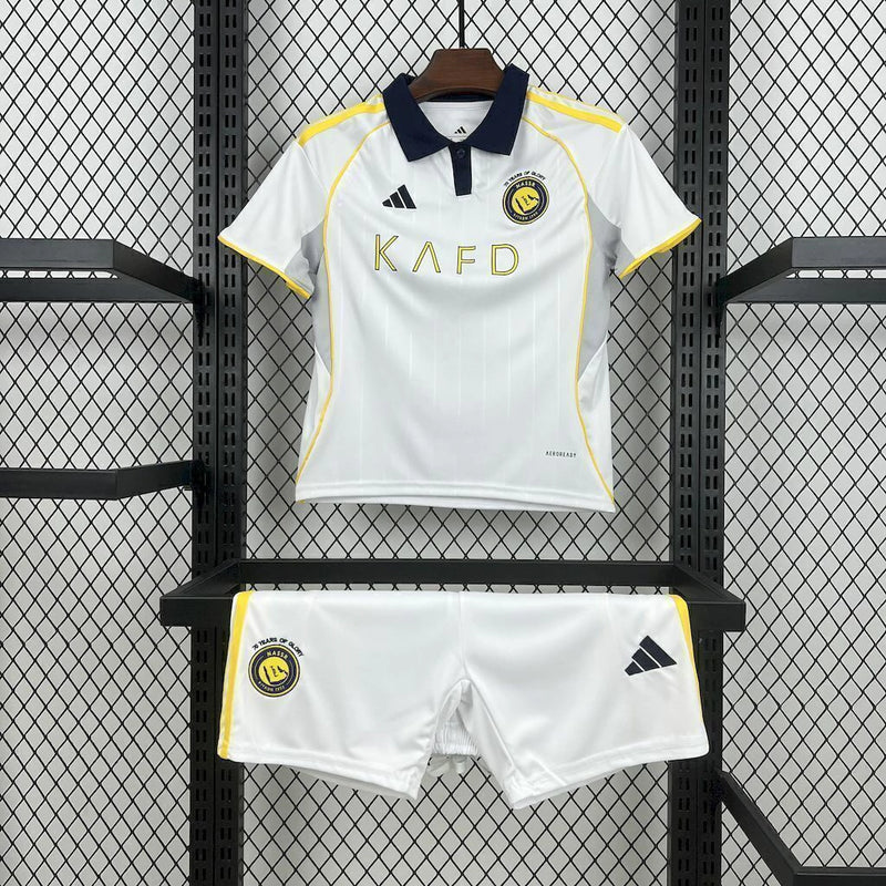 "Kit Infantil Al-Nassr Third III 2025/26 Adidas, camiseta e shorts em azul e dourado, modelo oficial do clube saudita para crianças, ideal para pequenos torcedores e colecionadores."