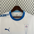 Camisa Universidad Católica Home I 2024/25 Puma Torcedor Masculina branca, uniforme de futebol chileno com detalhes azuis, escudo da Católica em destaque e tecnologia DryCell para conforto e absorção de suor.