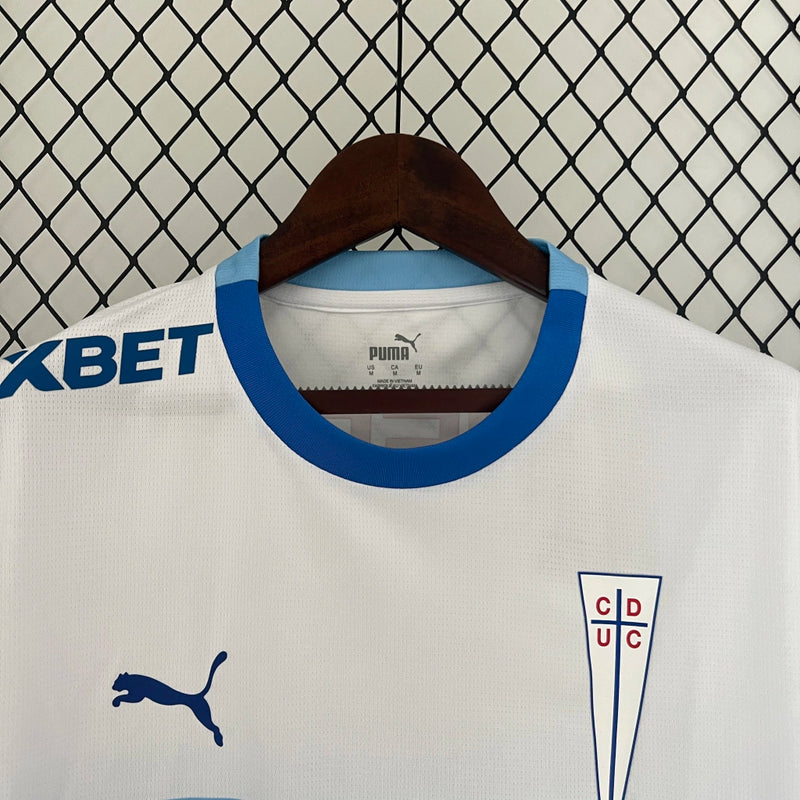 Camisa Universidad Católica Home I 2024/25 Puma Torcedor Masculina branca, uniforme de futebol chileno com detalhes azuis, escudo da Católica em destaque e tecnologia DryCell para conforto e absorção de suor.