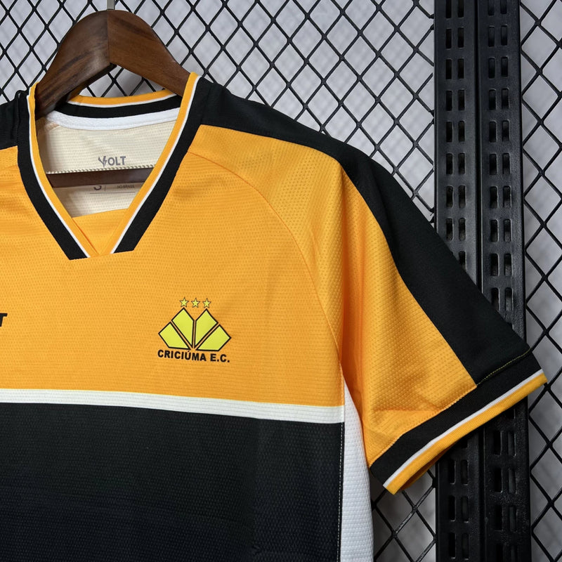 Camisa Criciúma Home 2024/25 Masculina para torcedor, amarela com detalhes em preto, modelo oficial do clube, ideal para fãs do Criciúma Esporte Clube"