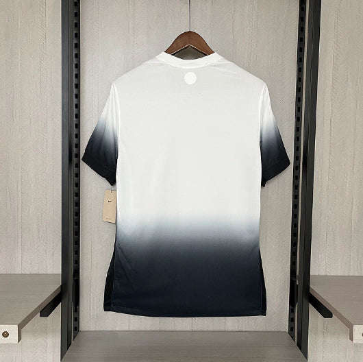 Camisa Corinthians Home I 2024/25 Nike Torcedor Masculina branca – manto do Timão com escudo em destaque, tecido leve e design moderno para torcedores apaixonados.
