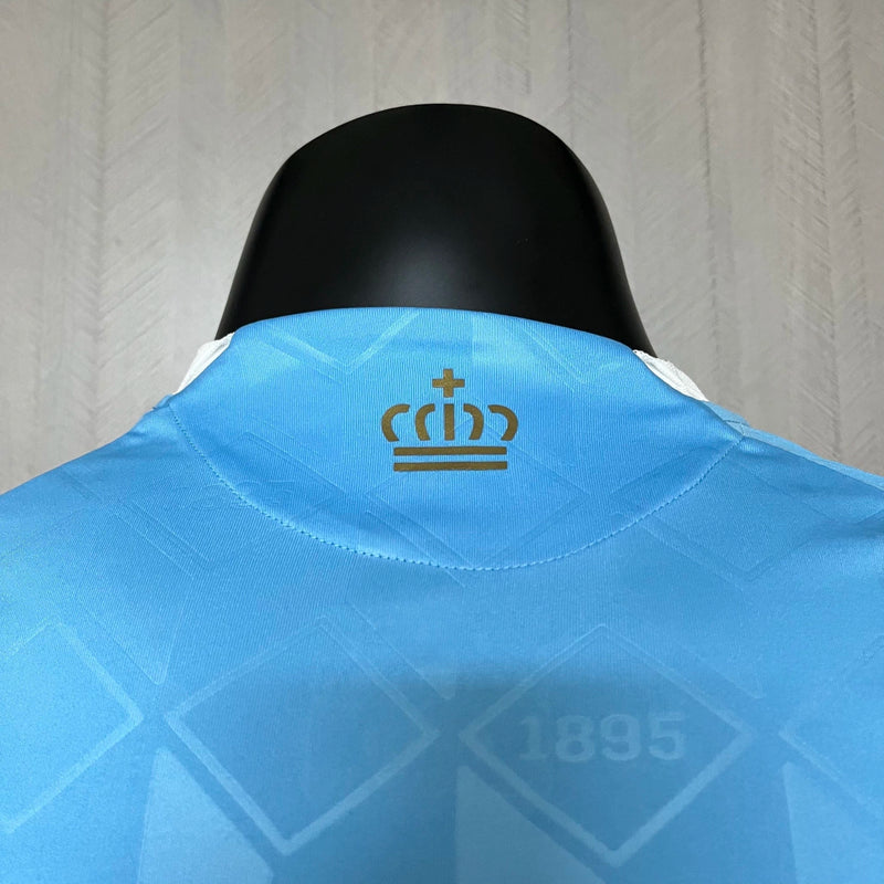 Camisa Bélgica Away II 2024/25 Adidas Jogador masculina, azul com detalhes em amarelo, escudo da seleção belga no peito e três listras Adidas nos ombros, modelo com caimento justo e tecnologia HEAT.RDY para ventilação e conforto, ideal para treinos intensos e torcer com estilo.”