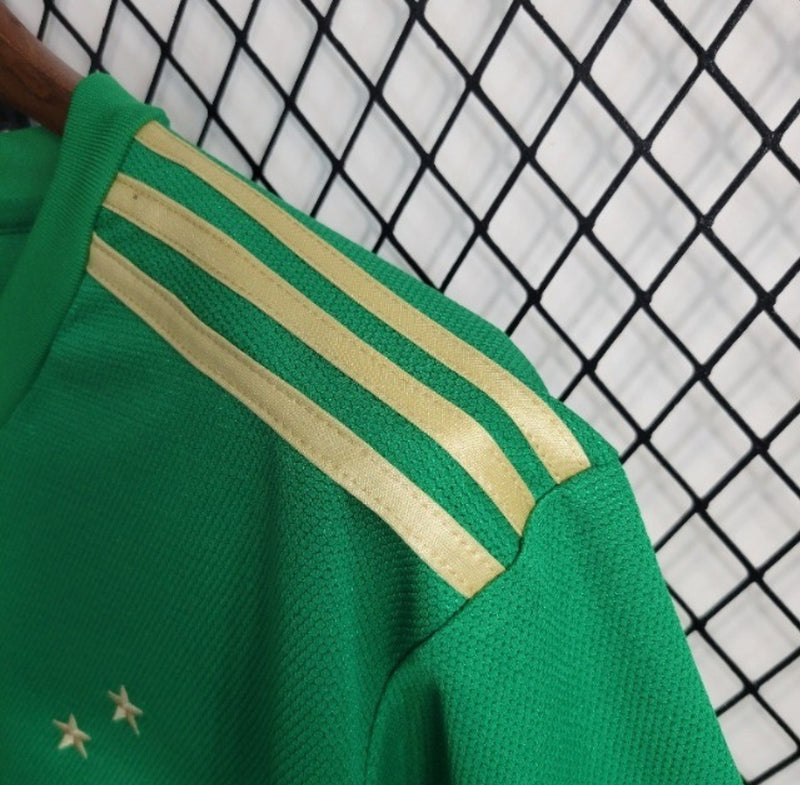 "Camisa Cruzeiro Third III 2021/22 Adidas Torcedor Masculina, detalhe da manga e laterais, design verde com acabamento premium, ideal para torcedores."