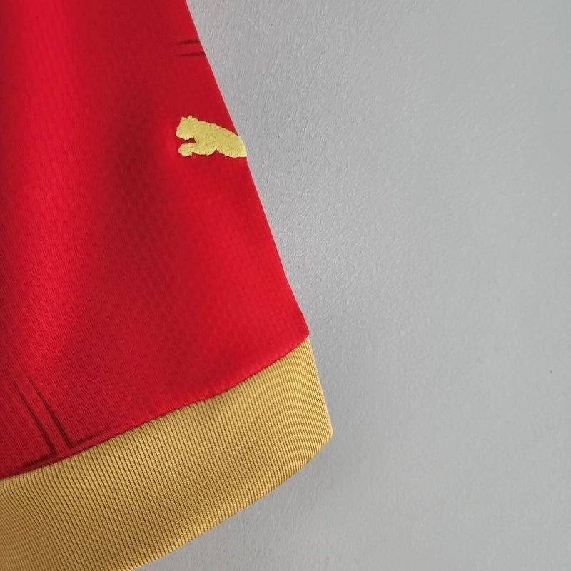 Camisa Sérvia Home I 2022/23 Puma masculina vermelha com detalhes dourados, gola careca e tecido leve respirável para torcedores"