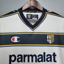 Camisa Parma Away II 2002/03 Retrô Masculina branca com detalhes em azul e amarelo, escudo bordado no peito, gola clássica e tecido leve e respirável, perfeita para torcedores que valorizam estilo retrô e a história do clube italiano.