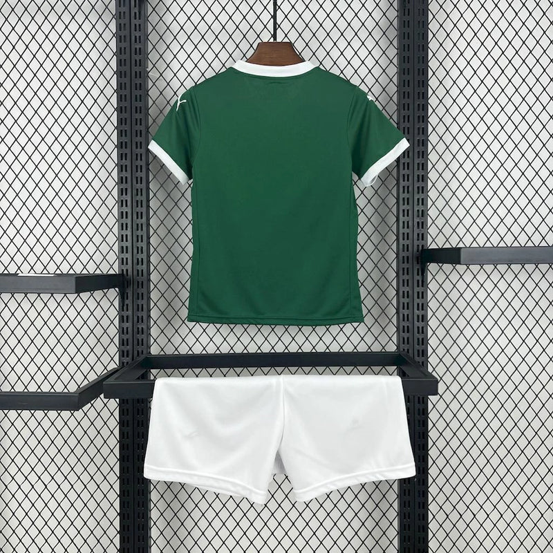 Kit Infantil Palmeiras Home (1) 2025/26 Puma – uniforme oficial infantil com camisa verde, short branco e meião, ideal para pequenos torcedores do Verdão.
