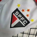 Kit Infantil São Paulo Away III 2023/24 Adidas, camisa preta com detalhes em vermelho e branco, shorts e meias combinando, uniforme oficial para torcedores mirins do São Paulo FC