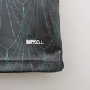 Camisa Áustria Away II 2020/21 Puma Torcedor Masculina, preta, com escudo da seleção austríaca e logo Puma em destaque, feita em tecido leve e respirável, modelo masculino com caimento confortável, ideal para jogos e uso casual.”