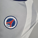 “Camisa PSG Away II 2001/02 Nike Retrô Masculina Cinza e Branca, uniforme histórico do Paris Saint-Germain com design clássico e elegante, ideal para torcedores e colecionadores.”