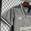 Kit Infantil Real Madrid Third III 2024/25 Adidas oficial, camisa roxa com escudo do Real Madrid em destaque, shorts e meias combinando, uniforme completo para crianças de 3 a 13 anos