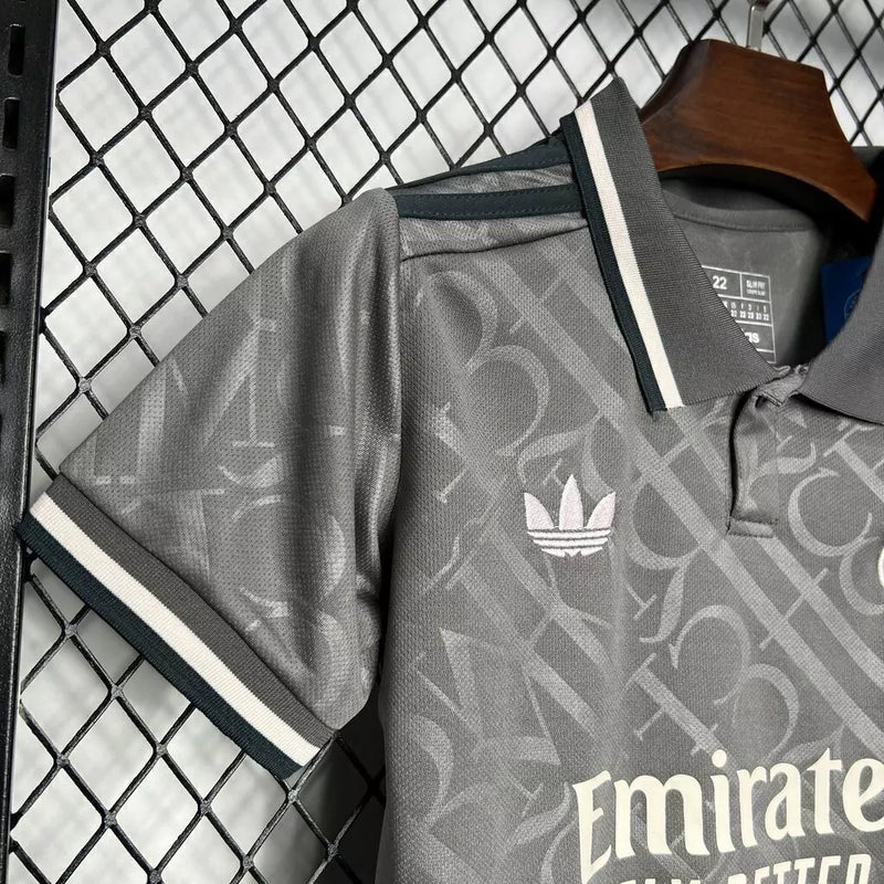 Kit Infantil Real Madrid Third III 2024/25 Adidas oficial, camisa roxa com escudo do Real Madrid em destaque, shorts e meias combinando, uniforme completo para crianças de 3 a 13 anos