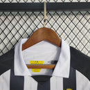 Kit Infantil Santos Away 2023/24 Umbro, camisa e short infantil oficial do Santos FC, uniforme reserva branco com detalhes em preto para crianças, ideal para torcedores mirins, produzido em poliéster com conforto e respirabilidade.