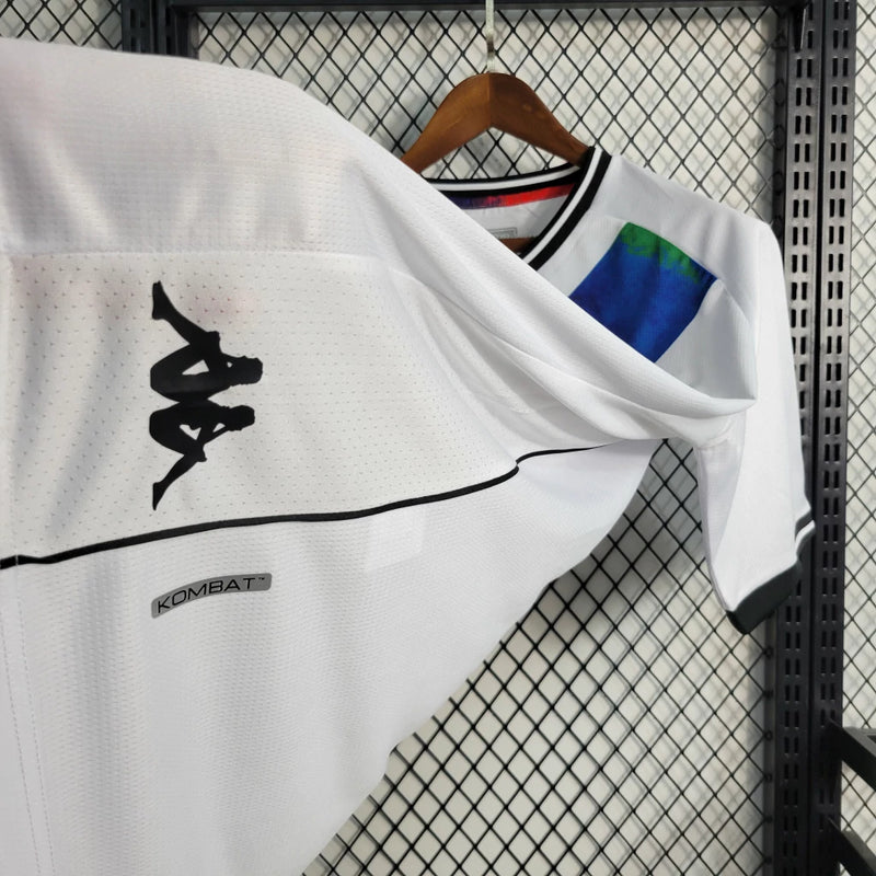Camisa Vasco da Gama "Edição LGBT" 2021/22 Kappa Torcedor Masculina branca com faixa diagonal preta e detalhes em arco-íris, símbolo de inclusão e diversidade.