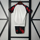 Kit Infantil Flamengo Away 2025/26 Adidas, camisa branca com detalhes em vermelho e preto, shorts e meias combinando, uniforme oficial para crianças torcedoras do Mengão."
