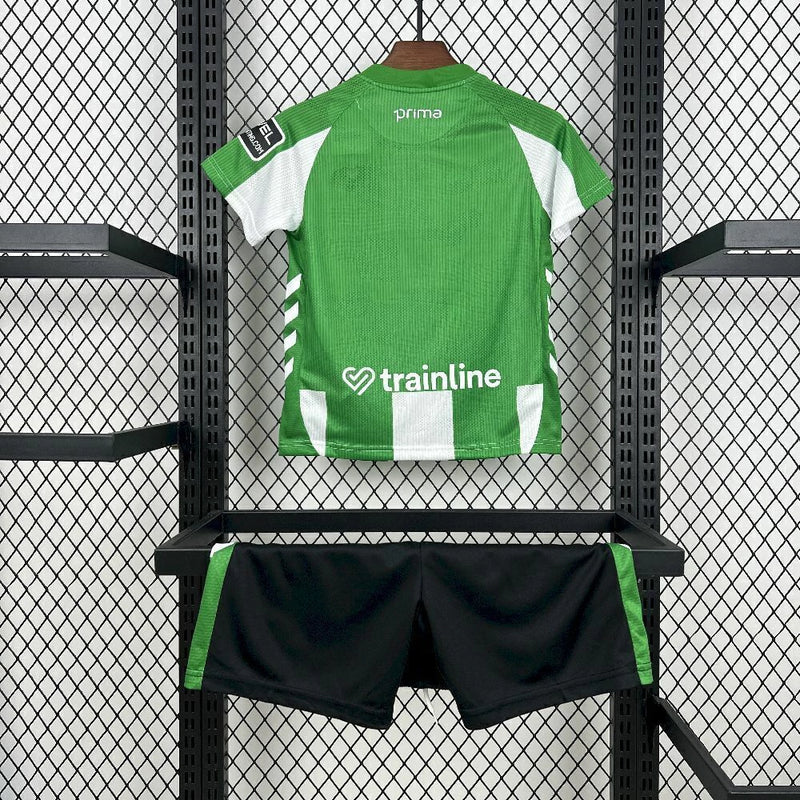 Kit Infantil Real Bétis Home (1) 2025/26 Hummel oficial, camisa verde e branca com escudo do Real Bétis em destaque, shorts combinando, uniforme completo para crianças de 3 a 13 anos"