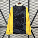 Detalhe da camisa Nike Corinthians 110 Anos 2023 bege com escudo do clube e tecido tecnológico.