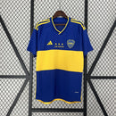 Camisa Boca Juniors 'Del Hincha' 2023/24 Adidas Torcedor Masculina azul e amarela, edição especial com escudo bordado e tecnologia AEROREADY"