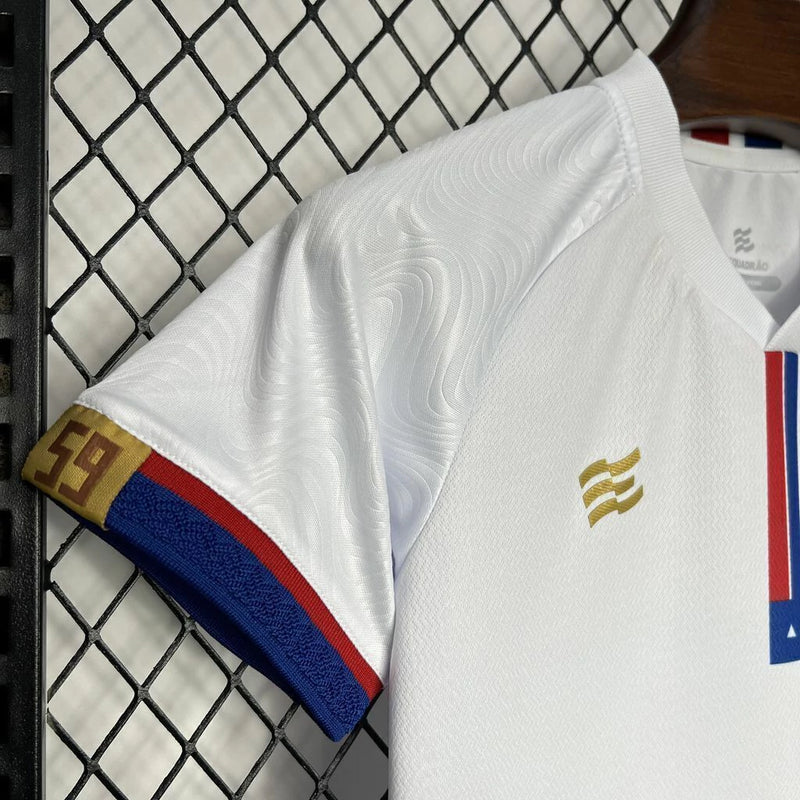Kit Infantil Bahia Home (1) 2024/25 Esquadrão – uniforme completo com camisa branca tradicional, detalhes em azul e vermelho, shorts e meião. Ideal para crianças de 3 a 13 anos, tecido leve, confortável e oficial do Esporte Clube Bahia