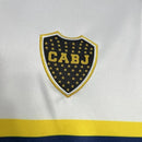 
Camisa Boca Juniors Away 1996/97 Nike Retrô Masculina branca com faixa azul e detalhes amarelos, escudo bordado e design clássico da temporada.