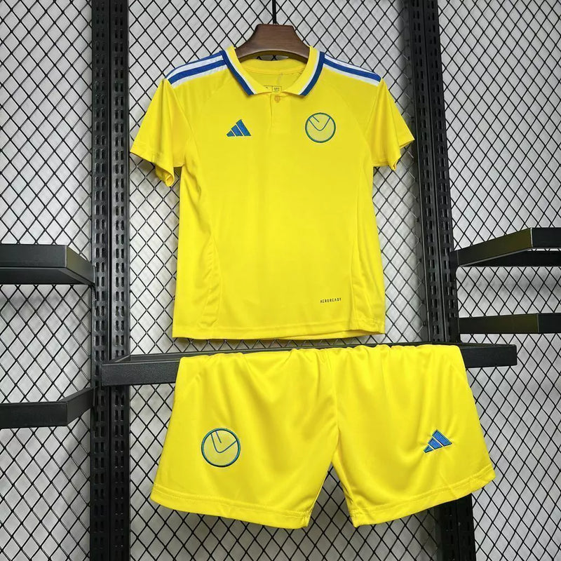 Kit Infantil Leeds United Away II 2024/25 Adidas amarelo com camisa e short, tecido leve e respirável, ideal para pequenos torcedores do clube inglês com estilo e conforto."