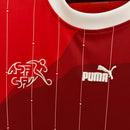 Camisa Suíça Home I 2023/24 Puma Torcedor Masculina, vermelha, com escudo da seleção suíça e logo Puma em destaque, feita em tecido leve e respirável, modelo masculino com caimento confortável, ideal para jogos e uso casual