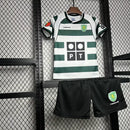 Kit Infantil Retrô Sporting CP Home I 2001/03 Reebok verde e branco com camisa e short, listras clássicas, ideal para pequenos torcedores e colecionadores do clube português."